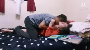 Parodi Kakak Adek Saling Bercumbu Di Kamar